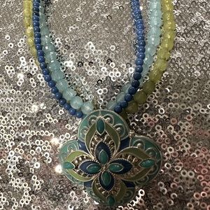 Beaded necklace with flower pendant